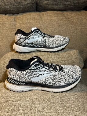 Brooks Adrenaline GTS 20 Women’s Black White Oreo running shoes Size 9.5